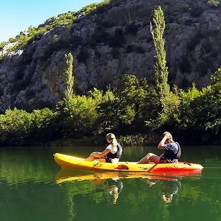 House B - With Spacious Terrace And Beautiful View شقة