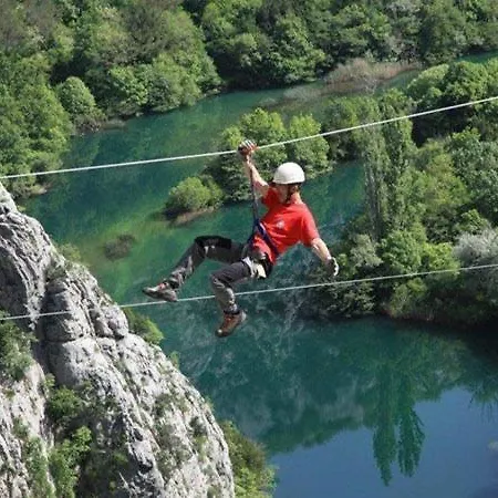 House B - With Spacious Terrace And Beautiful View أوميس