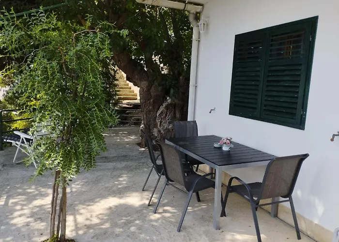 House B - With Spacious Terrace And Beautiful View Apartman