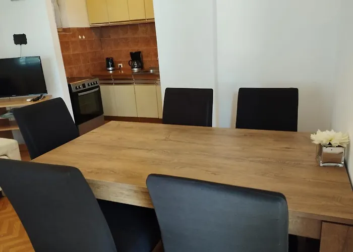 House B - With Spacious Terrace And Beautiful View Apartman