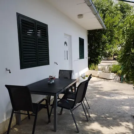 House B - With Spacious Terrace And Beautiful View 奥米什