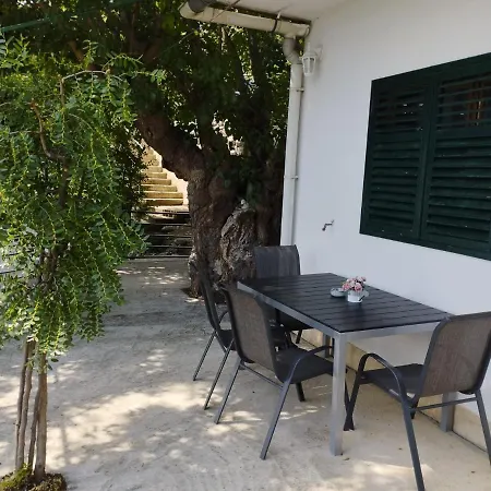 House B - With Spacious Terrace And Beautiful View 公寓