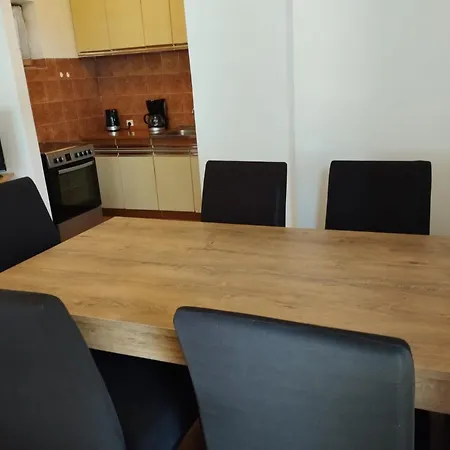 House B - With Spacious Terrace And Beautiful View 公寓