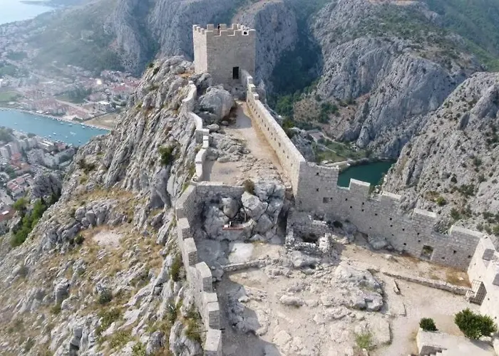 House B - With Spacious Terrace And Beautiful View 公寓 奥米什